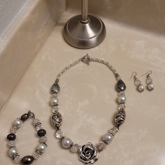 Silver and Pearl Beaded Jewelry Set - Picture 2 of 8